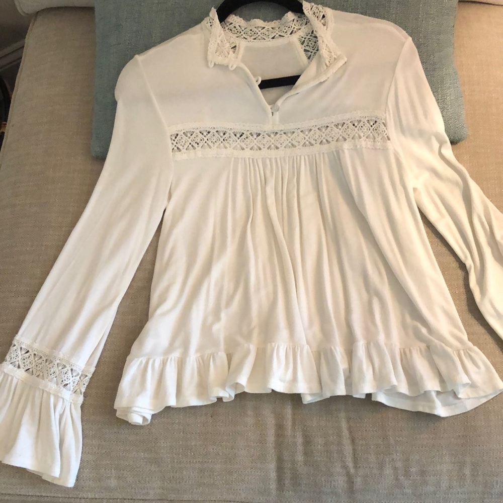 Small, white blouse with pretty detailing - Picture 1 of 3
